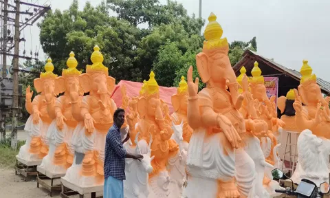 பொன்னேரி அருகே  விநாயகர் சிலை தயாரிக்கும் பணி மும்முரம்