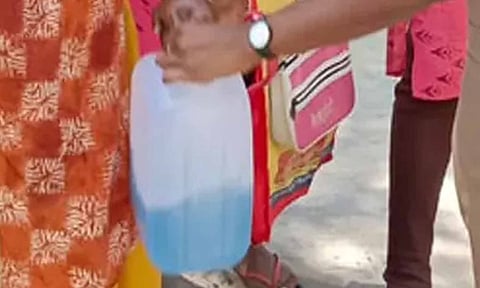 6 மாதம் சம்பள பாக்கி: கலெக்டர் அலுவலகத்தில் மண்எண்ணை கேனுடன் வந்த தூய்மை பணியாளர்