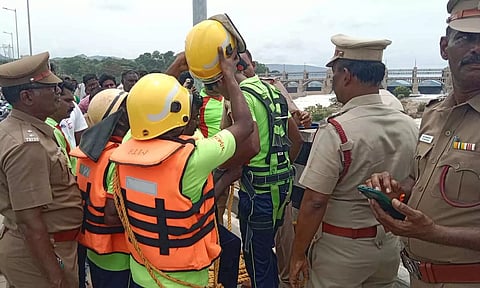 உபரி நீர் செல்லும் காவிரி ஆற்றில் சிக்கி தவிக்கும் 7 நாய்களை மீட்க இன்று 2-வது நாளாக தீவிரம்