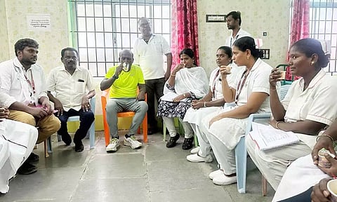 மகப்பேறு இறப்பு இல்லாத ஆரம்ப சுகாதார  நிலைய ஊழியர்களுக்கு தேநீர் விருந்து- அமைச்சர் நேரில் பாராட்டு