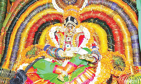 அம்மனுக்கு வளையல் அணிவித்தால் மங்களங்கள் பெருகும்