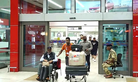 வங்காளதேசத்தில் இருந்து சிறப்பு விமானத்தில் 205 பேர் டெல்லி அழைத்து வரப்பட்டனர்