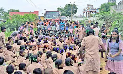 பொன்னேரி அருகே அரசு பள்ளி மாணவ-மாணவிகள் சாலை மறியல்