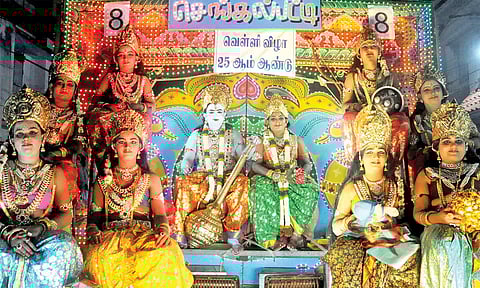 சேலம் சின்ன மாரியம்மன் கோவில் ஆடித்திருவிழா: பெண்கள் கடவுள் வேடம் அணிந்து ஊர்வலம்