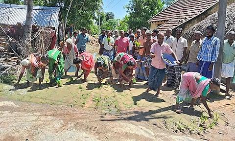திருவெண்ணைநல்லூர் அருகே சாலையில் பெண்கள் நாற்று நட்டு போராட்டம்