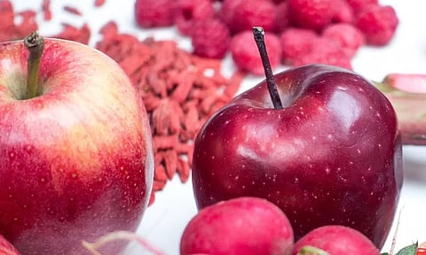 சத்துக்கள் நிறைந்த சிவப்பு நிற பழங்கள்