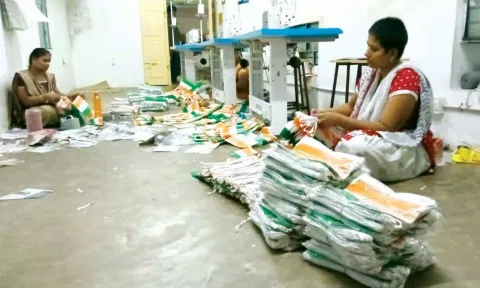 தேசிய கொடிகள் தயாரிக்கும் பணிகள் தீவிரம்