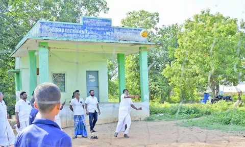 இளைஞர்களுடன் கைப்பந்து விளையாடிய முன்னாள் அமைச்சர்: வீடியோ வைரல்