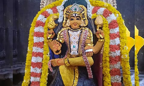 பக்தர்களை மேட்டுக்கு கொண்டு வரும் திட்டை பகவான்