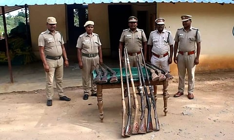 12 நாட்டு துப்பாக்கிகளை வனத்துறையினரிடம் ஒப்படைத்த பொதுமக்கள்