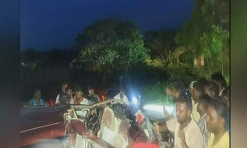 திருத்தணி அருகே விபத்து- எஸ்ஆர்எம் கல்லூரி மாணவர்கள் 5 பேர் உயிரிழப்பு