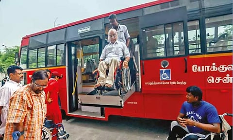 மாற்றுத் திறனாளிகள் வீல் சேருடன் பயணிக்க கண்டக்டர் உதவ வேண்டும்- போக்குவரத்து கழகம்