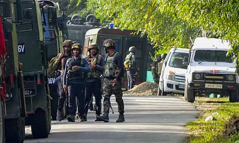 காஷ்மீரில் துப்பாக்கி சண்டை ராணுவ கேப்டன் சுட்டுக்கொலை