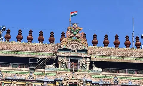 சிதம்பரம் நடராஜர் கோவில் ராஜகோபுரத்தில் ஏற்றப்பட்ட தேசிய கொடி