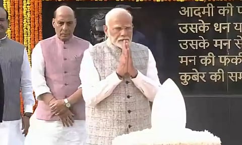 முன்னாள் பிரதமர் வாஜ்பாய் நினைவிடத்தில் பிரதமர் மோடி மரியாதை - வீடியோ