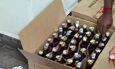 மது பாட்டில்களை பதுக்கி வைத்து விற்பனை செய்த வாலிபர் கைது