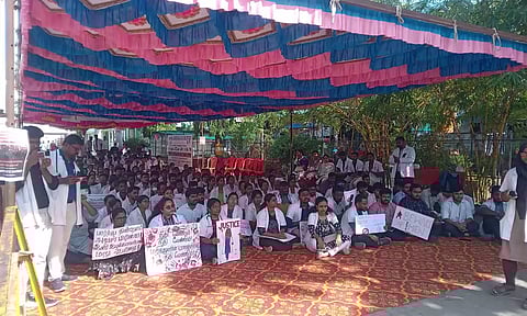 வேலூர், ராணிப்பேட்டை, திருவண்ணாமலையில் டாக்டர்கள் 2-வது நாளாக போராட்டம்