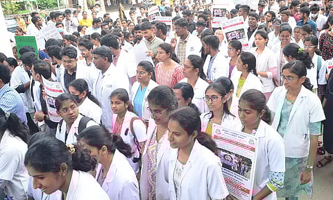 கோவை அரசு ஆஸ்பத்திரி டாக்டர்கள் பணி புறக்கணிப்பு போராட்டம்