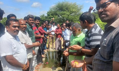 அவினாசியில் இனிப்பு வழங்கி கொண்டாட்டத்தில் ஈடுபட்ட விவசாயிகள்-பொதுமக்கள்.