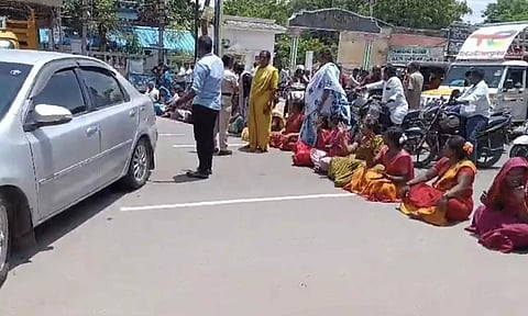 கலெக்டர் அலுவலகம் முன்பு சாலை மறியலில் ஈடுபட்ட திருநங்கைகள்