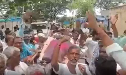 ரேவந்த் ரெட்டி உருவப்பொம்மைக்கு இறுதி ஊர்வலம் நடத்திய விவசாயிகள்: தெலுங்கானாவில் பரபரப்பு
