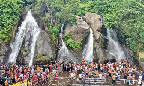 தொடர் விடுமுறை: குற்றாலத்தில் அலைமோதிய சுற்றுலாப் பயணிகள்