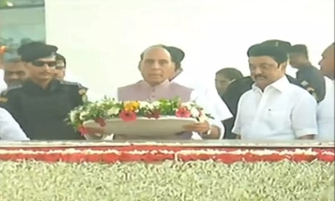 கலைஞர் நினைவிடத்தில் அஞ்சலி செலுத்திய அமைச்சர் ராஜ்நாத் சிங்