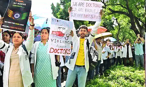 சுகாதார அமைச்சகத்தின் முன் இலவச சிகிச்சை.. டெல்லி எய்ம்ஸ் மருத்துவர்கள் நூதன போராட்டம்