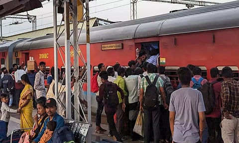 ரெயில்களில் குறைந்த அளவில் முன்பதிவில்லா பெட்டிகள்: பயணிகள் வேதனை