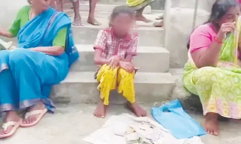 தாயின் இறுதிச் சடங்குக்காக பிச்சை எடுத்த சிறுமி: கண்கலங்க வைத்த பரிதாபம்