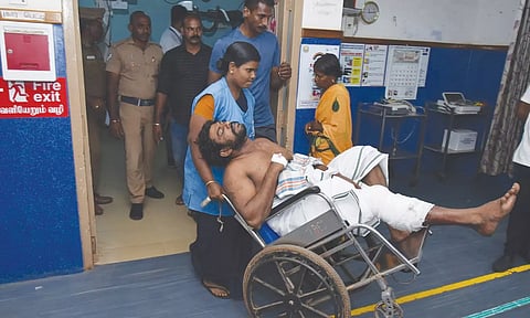 துப்பாக்கியால் சுட்டதில் காயம் அடைந்த ரவுடி செல்வம் சிகிச்சைக்காக ஆஸ்பத்திரிக்கு கொண்டு செல்லப்பட்ட காட்சி.