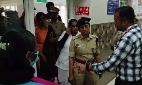 ஊட்டி அரசு ஆஸ்பத்திரிகளில் போலீஸ் அதிகாரிகள் ஆய்வு