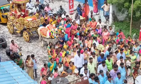 சாரட் வண்டி, டிராக்டர்களில் 1008 சீர்வரிசைகளை வழங்கிய தாய்மாமன்கள்