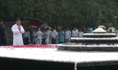 முன்னாள் பிரதமர் ராஜீவ் காந்தி பிறந்தநாள்- நினைவிடத்தில் ராகுல் காந்தி மரியாதை