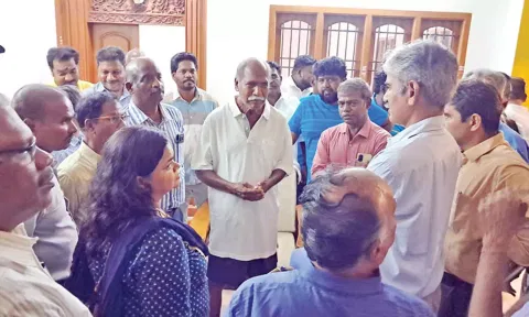 முதலமைச்சர் ரங்கசாமியை முற்றுகையிட்ட அரசு அதிகாரிகள்