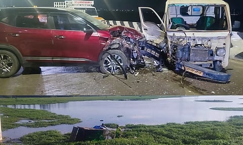 பட்டரைவாக்கம் மேம்பாலத்தில் விபத்து: சரக்குவேன் உடைந்து கொரட்டூர் ஏரிக்குள் விழுந்தது