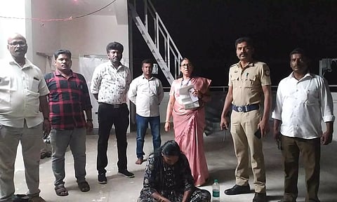 குழந்தையின் பாலினத்தை கண்டறிந்து கருக்கலைப்பில் ஈடுபட்ட பெண் கைது