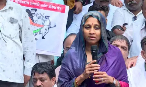 பத்லாப்பூர் சிறுமிகள் பாலியல் வன்கொடுமை சம்பவம்: உணர்ச்சியற்ற அரசு என சுப்ரியா சுலே கடும் விமர்சனம்