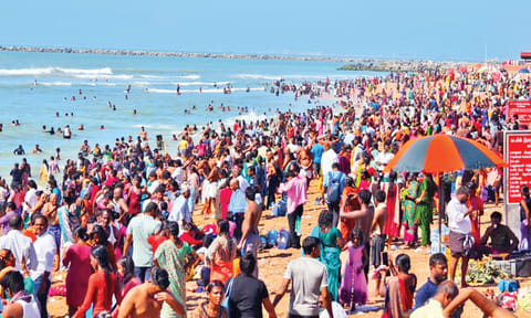 வார விடுமுறையை முன்னிட்டு திருச்செந்தூரில் குவிந்த பக்தர்கள்