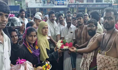 கந்த மாரியம்மன் கோவில் கும்பாபிஷேகம்: அன்னதானம் வழங்கிய இஸ்லாமியர்கள்