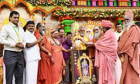 முத்தமிழ் முருகன் மாநாட்டு நிறைவில் அமைச்சர் சேகர்பாபுவுக்கு ஆதீனங்கள் சார்பில் ஆன்மீகச் செம்மல் விருது