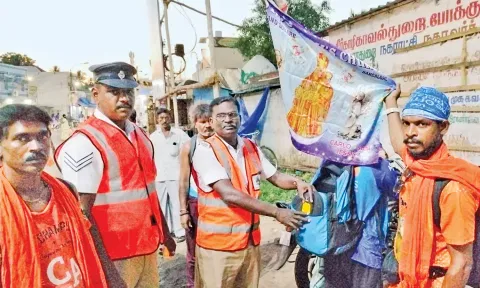 வேளாங்கண்ணிக்கு பாதயாத்திரை செல்லும் பக்தர்கள் உடைமைகளில் ஒளிரும் ஸ்டிக்கர்- போலீசார் நடவடிக்கை