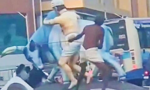 காளை மாட்டு சிலையை கயிறு கட்டி இழுத்த முதியவர்