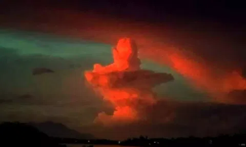 மேக கூட்டங்களில் தோன்றிய சிவலிங்கம்-பொதுமக்கள் பரவசம்