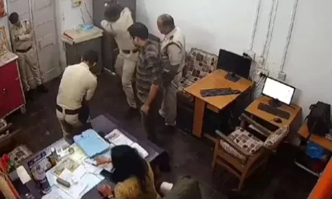 சிறுவனையும், அவனது பாட்டியையும் கொடூரமாக தாக்கும் ரெயில்வே போலீசார்- வீடியோ