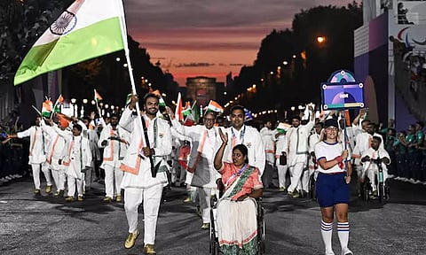 பாரா ஒலிம்பிக் தொடக்க விழா கோலாகலம்.. இந்திய கொடியை ஏந்தி சென்ற சுமித் ஆன்டில்