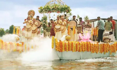 கேரள பாரம்பரிய முறைப்படி மணமக்கள் படகு மூலம் திருமண மேடைக்கு அழைத்து வரப்பட்ட போது எடுத்தபடம்.