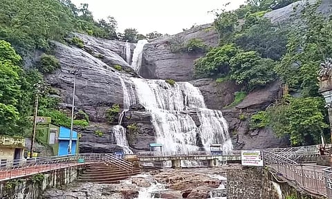 நீர்வரத்து அதிகரிப்பால் குற்றாலம் மெயினருவியில் தண்ணீர் ஆர்ப்பரித்து கொட்டுவதை படத்தில் காணலாம்.