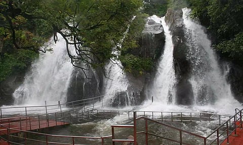 மேற்கு தொடர்ச்சி மலைப்பகுதியில் மழை:  குற்றாலம் மெயினருவி, ஐந்தருவியில் குளிக்க தடை