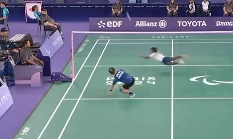 பாரா ஒலிம்பிக்: சிறுத்தை போல் பாய்ந்து பந்தை எதிர்கொள்ளும் இந்திய பேட்மிண்டன் வீரர்- வைரலாகும் வீடியோ